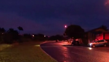 Carro cai no rio Anhanduí, em Campo Grande e é levado pela água da chuva