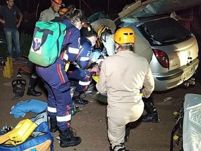 Acidente entre carro e caminhão deixa um morto na MS-156 Bombeiros tiveram de utilizar um desencarcerador para serrar diversas partes do veículo. Adilson Domingos