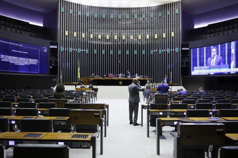 Plenário pode votar na terç suspensão das dívidas de clubes de futebol durante pandemia Deputados também poderão votar MP que beneficia pequenas e médias empresas. Najara Araújo/Câmara dos Deputados