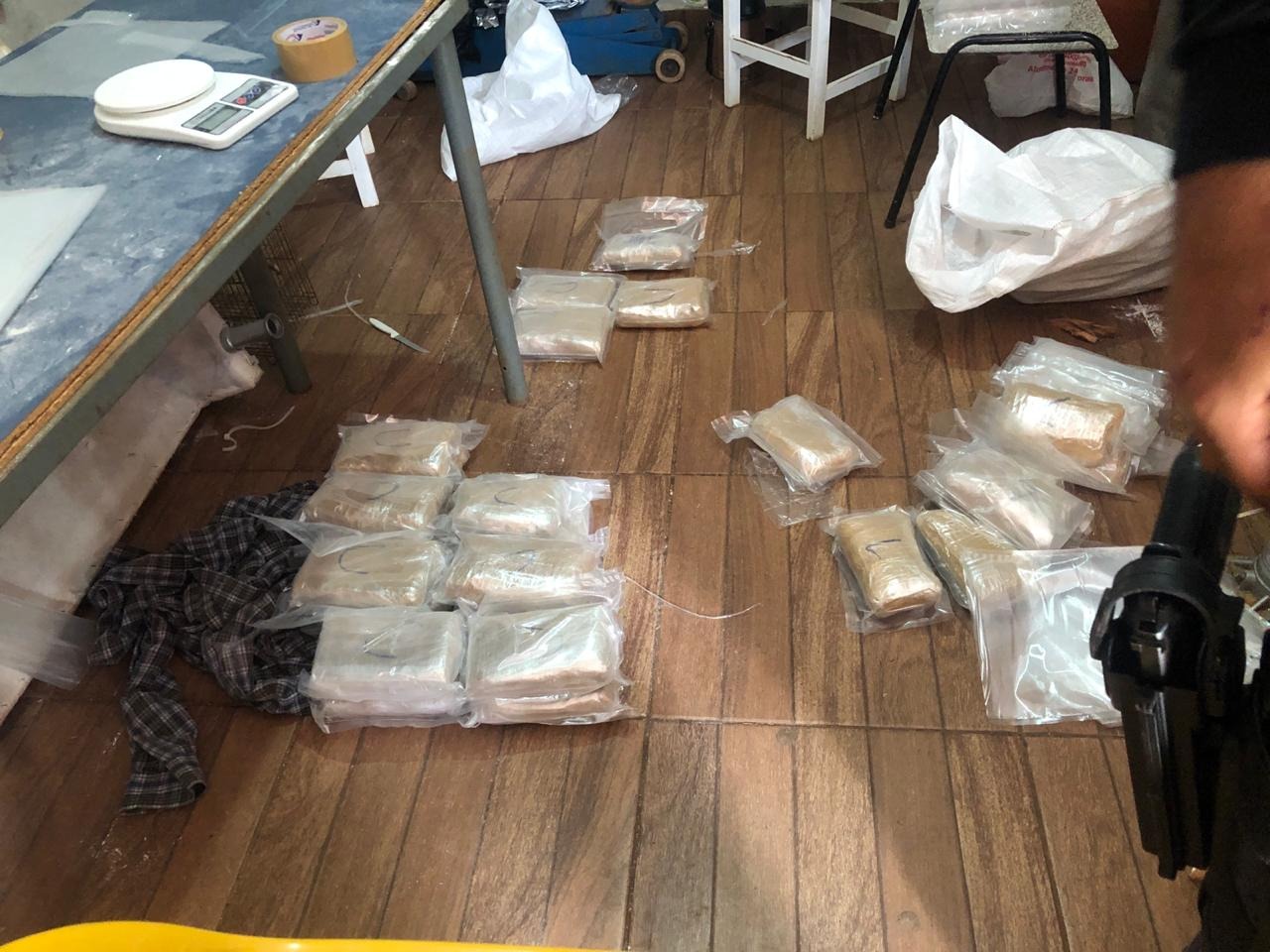 Dupla é presa com cocaína, pasta base e skank na fronteira Quarto da casa onde era embalada a droga.