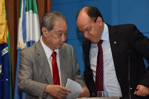 George Takimoto (PDT) conversa com Junior Mochi (MDB) na Assembleia - Foto: Victor Chileno/ALMS