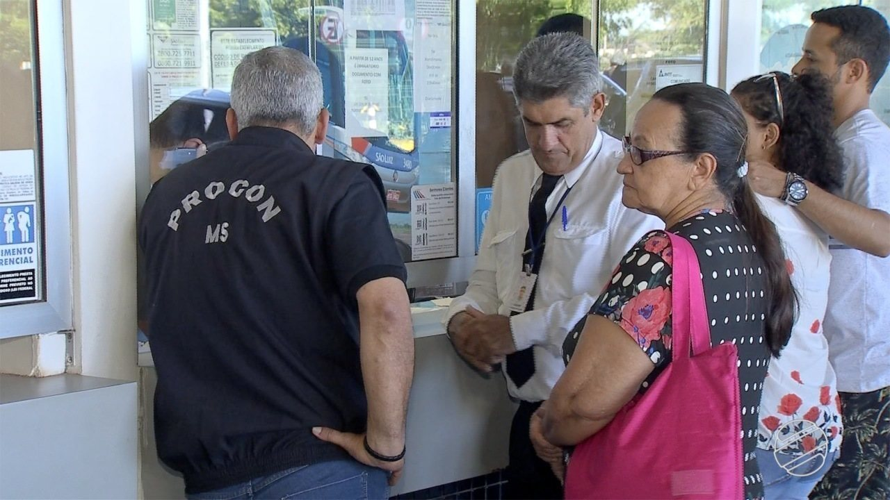 Reincidentes, empresas de ônibus são autuadas por não liberar passagens para idosos