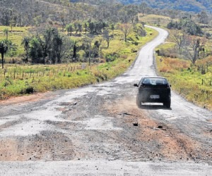 Pior trecho da MS-436 está quase em chão e buracos se confundem com o que resta de asfalto - Valdenir Rezende