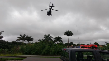 Helicóptero da PM na busca do veículo. (Enfoquems)