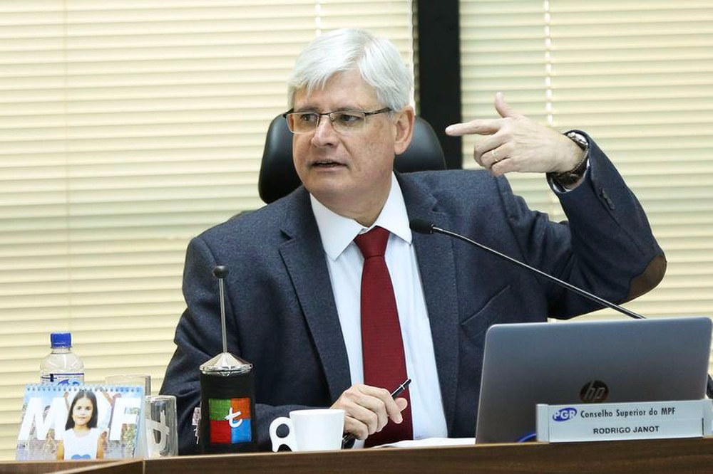 PGR decide apurar suposto envolvimento de 199 políticos com 'farra das passagens' O procurador-geral Rodrigo Janot durante reunião do Conselho Superior do Ministério Público na última terça-feira (25) (Foto: Marcelo Camargo / Agência Brasil)