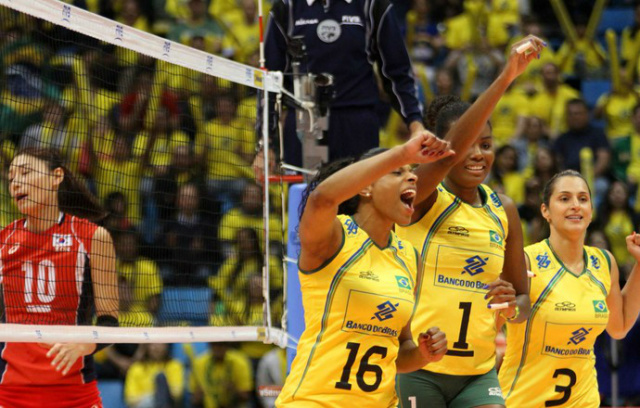 Brasil dá show e atropela Coreia do Sul para delírio da torcida Fernanda Garay, Fabiana e Dani Lins vibram durante a vitória da seleção brasileira (Foto: Divulgação/FIVB)