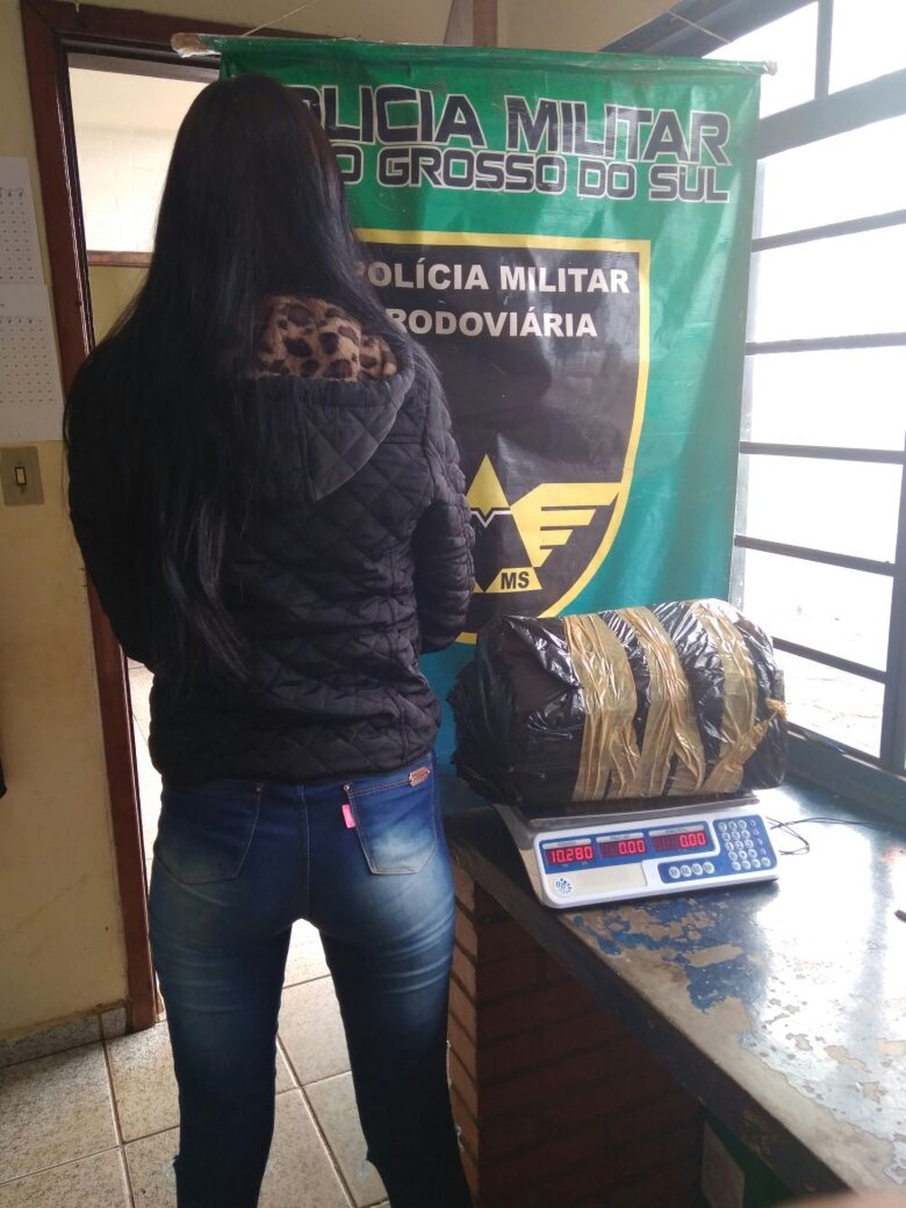 Jovem presa com maconha em Ponta Porã, MS (Foto: PMR/ Divulgação)