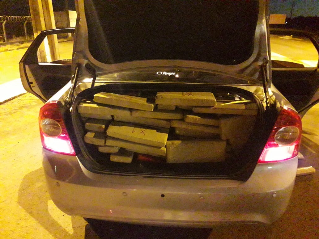 PRF prende jovem é preso com carro roubado carregado de maconha