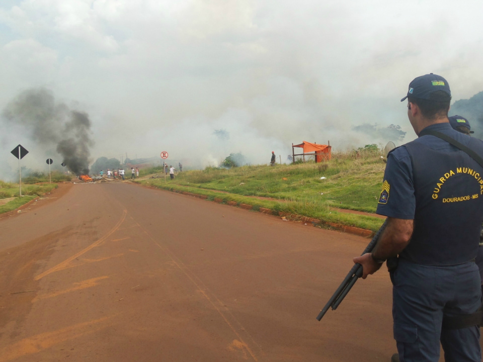 Polícia Militar e Guarda Municipal usam a força para liberar área da prefeitura invadida essa semana (Foto/Fabane Dorta)