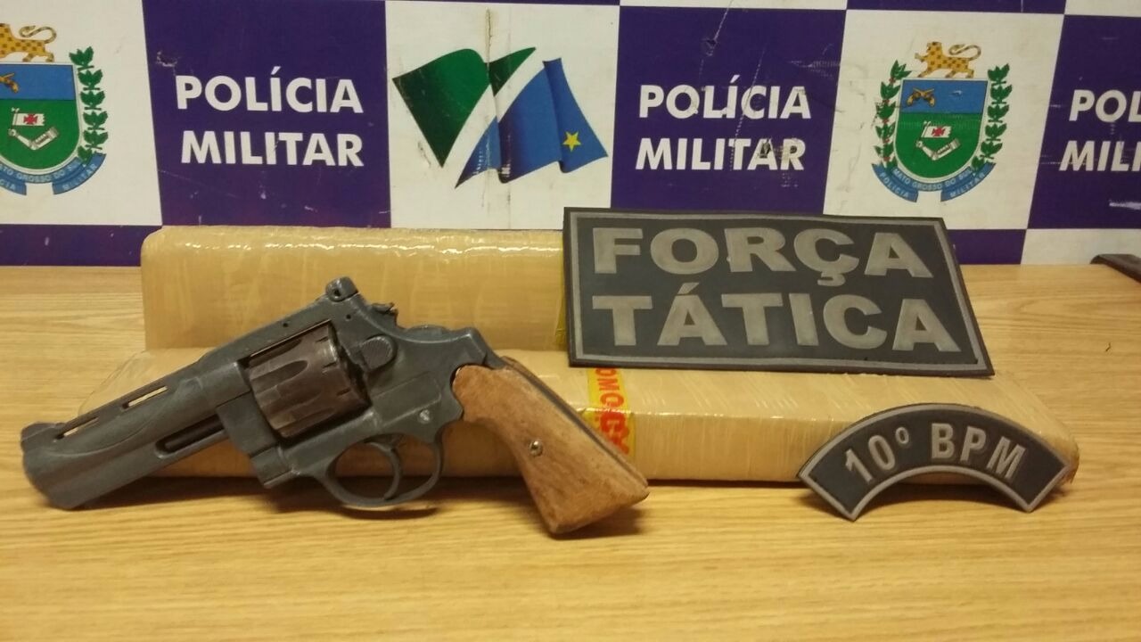 Jovem é preso com droga e arma, durante operação da PM