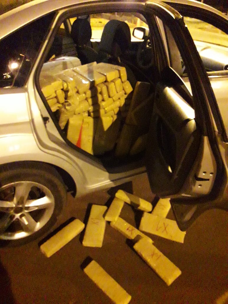 PRF prende jovem é preso com carro roubado carregado de maconha