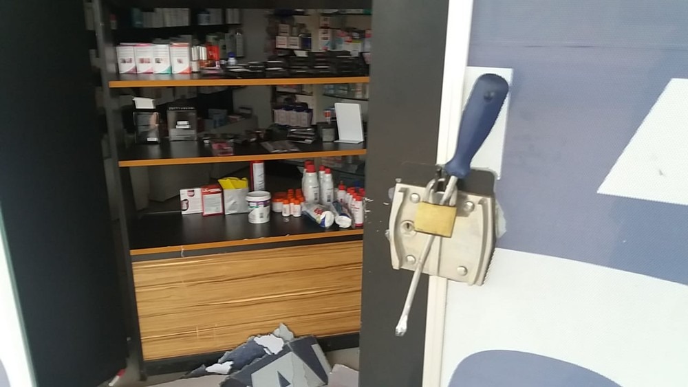 Ladrões quebraram porta da farmácia com chave de fenda. Osvaldo Nóbrega/TV Morena