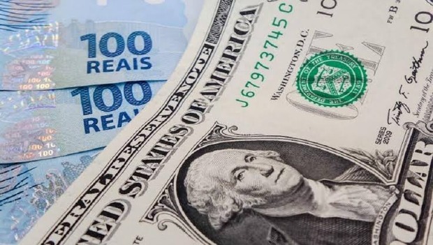 Dólar opera em queda após bater novo recorde na semana passada