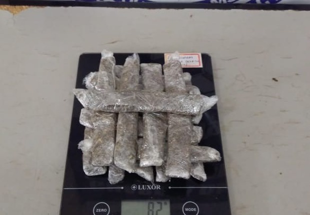 Jovem é preso com 14 pacotes de maconha e diz que era para uso próprio Jovem é preso com 14 pacotes de maconha e diz que era para uso próprio