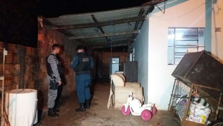 Homem é morto com tiro nas costas no interior Residência onde foi encontrado o corpo da vítima. Osvaldo Duarte/Ddos News