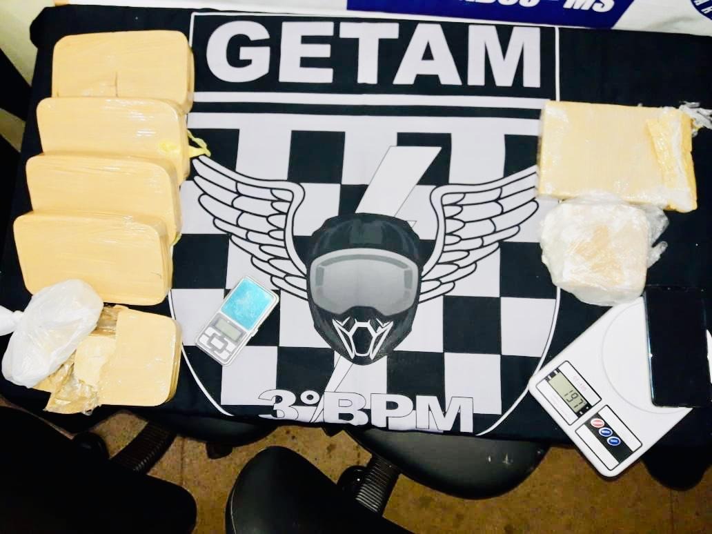 Polícia Militar apreende cocaína avaliada em R$ 100 mil escondida no fogão