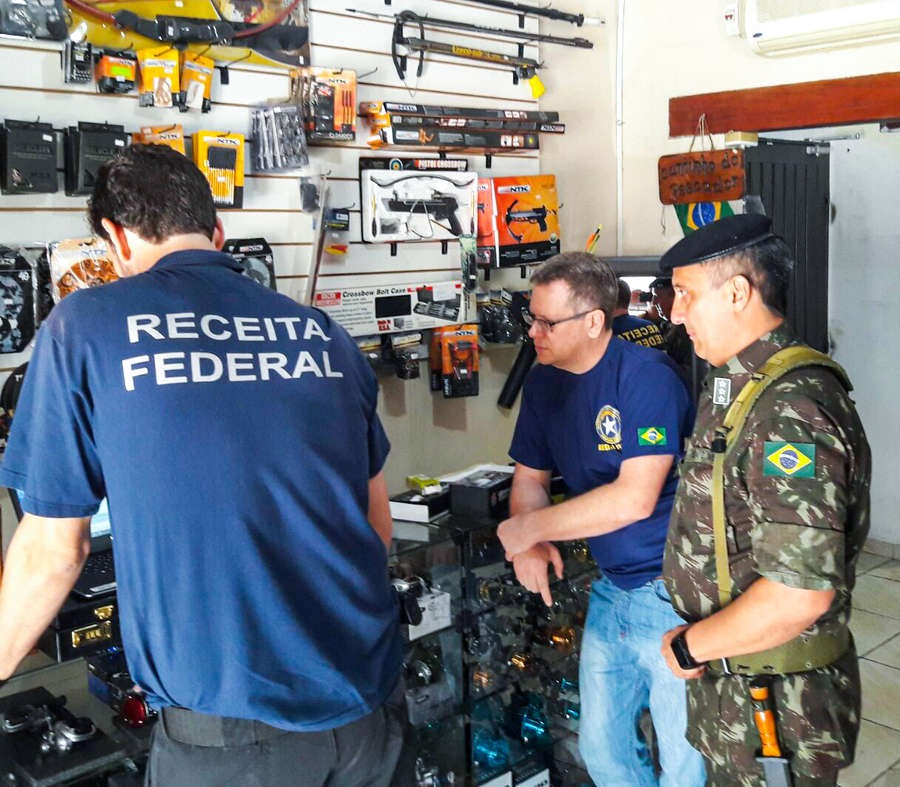 Operação Alta Pressão apreende armas e autua seis empresas Operação Alta Pressão apreende armas e autua seis empresas