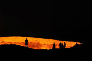 Conheça a cratera gigante que pega fogo sem parar há 44 anos