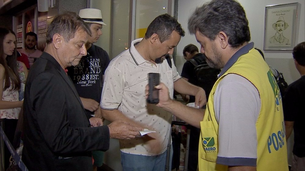 Cesare Battisti na fila do embarque no aeroporto de Campo Grande (Foto: Domingos Lacerda)