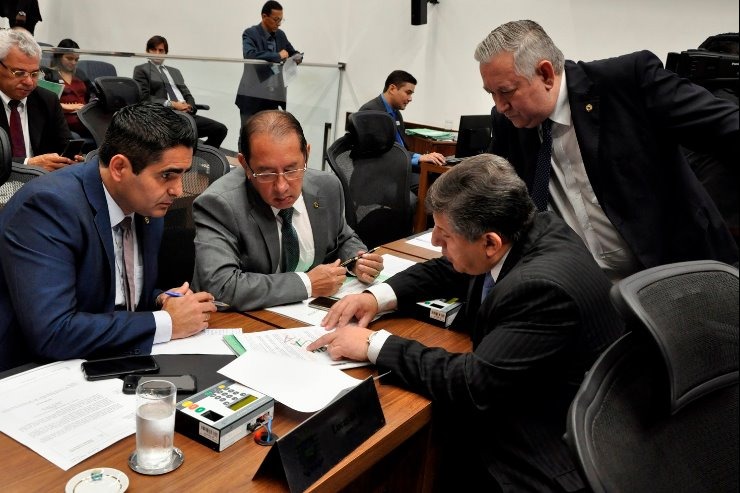 Parlamentares durante votação de matérias durante a Ordem do Dia. Luciana Nassar 
