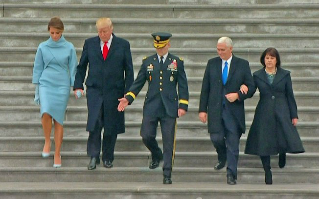 No carro blindado "A Besta", Trump participa de parada em direção à Casa Branca Divulgação