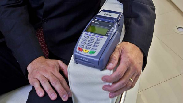 Senado aprova proposta que permite cobrança diferenciada em pagamentos com cartão de crédito Máquina de cartão de crédito e débito da Cielo (Fabiano Accorsi/VEJA)