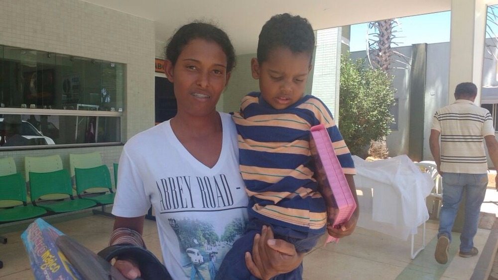 Os dois filhos de Elaine estavam internados e receberam alta (Foto: Juliana Peixoto/G1)