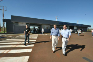 Movimento no aeroporto de Dourados passa dos 100 mil passageiros Prefeito Murilo e secretário de Planejamento, Luis Roberto Araújo, durante vistoria ao aeroporto de Dourados.
Fotos: A. Frota