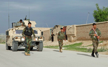 Tropa do Exército Nacional Afegão se aproxima de base atacada no norte do país (Foto: Anil Usyan / Reuters)