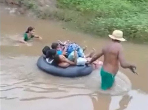 Crianças atravessam rio em boia para irem a escola no interior do Piauí
