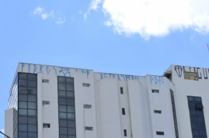 Pichadores ficaram mais audaciosos e picham até o topo dos prédios na Capital. (Foto: Alcides Neto)