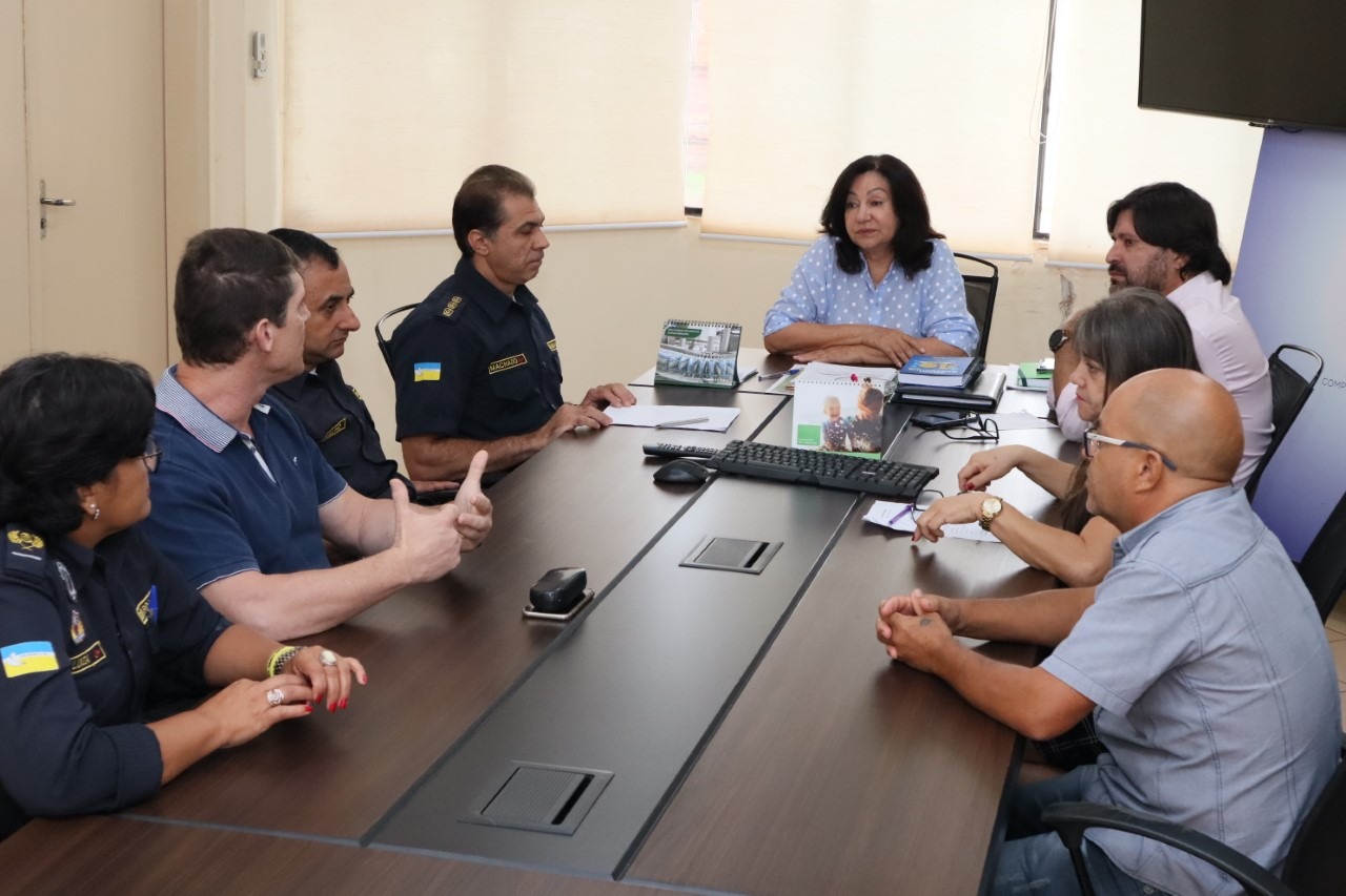 
Integrantes da Guarda Municipal em reunião com a prefeita Délia Razuk comemoram a realização do curso de Libras para os integrantes da instituição. A. Frota/Assecom