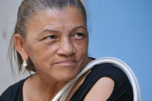 Maria disse que vândalos já passaram de todos os limites. (Foto: Alcides Neto)