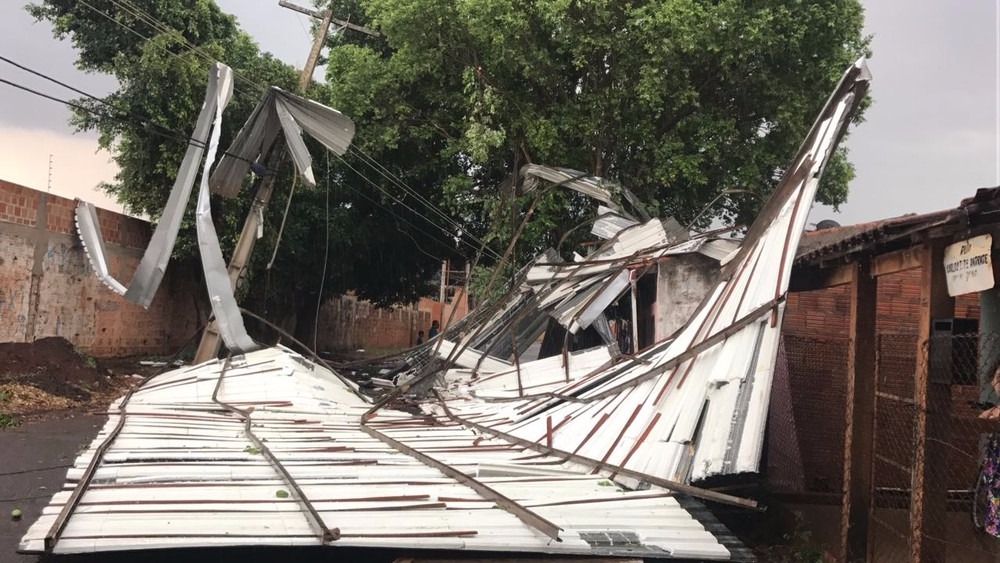 Ventania arrancou estrutura metálica de prédio, que caiu sobre casa (Foto: Camilla Jovê)