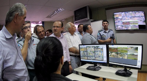 Segurança de Dourados reforçada com renovação da frota de viaturas e videomonitoramento Investimentos do Governo em veículos, armamentos, equipamentos e videomonitoramento pelo Programa MS Mais Seguro superam R$ 7 milhões.