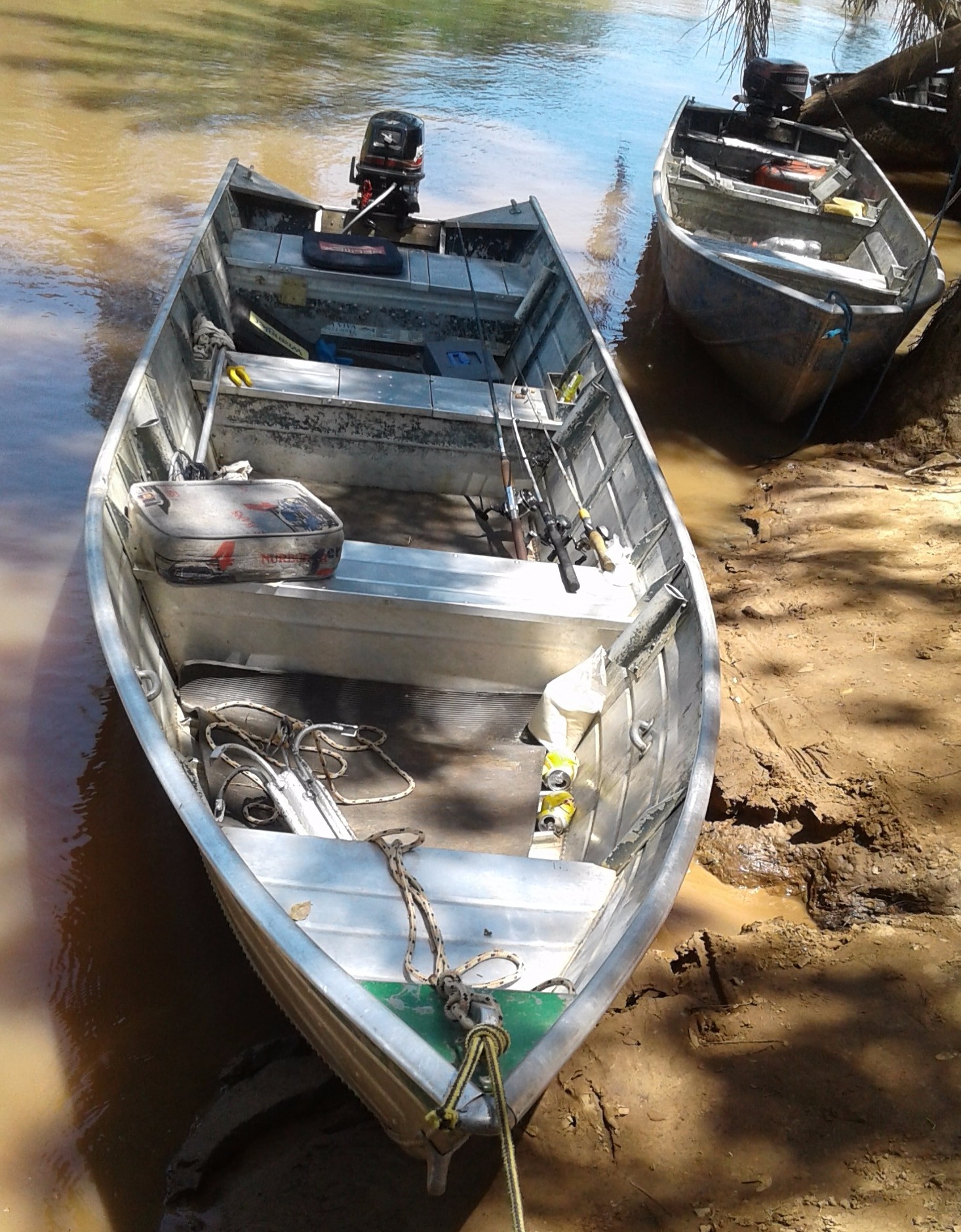 Piloto de barco em MS continua desaparecido; informação sobre corpo foi falsa, dizem bombeiros Barco que virou com jovem de 26 anos, no rio Paraguai-Mirim, em Corumbá, MS (Foto: Corpo de Bombeiros/Divulgação)