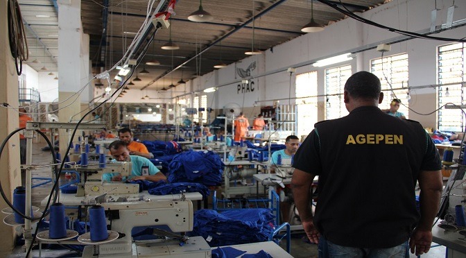 De camisetas a mochilas, uniformes escolares são confeccionados em presídios de MS Keila Oliveira