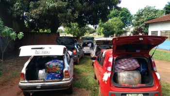Veículos apreendidos com roupas sem nota fiscal, em Itahum, pela Polícia Militar. PM/Divulgação