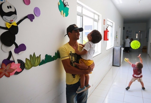 Após a tragédia de Janaúba (MG), em que nove vítimas e o autor do ataque com fogo morreram em uma creche, os sobreviventes tentam retomar a normalidade
Foto: Tiago Queiroz/06.10.2017/Estadão Conteúdo