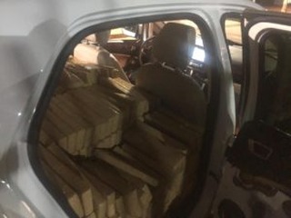 Traficante pula de carro em movimento e polícia apreende 866 kg de maconha Traficante pula de carro em movimento e polícia apreende 866 kg de maconha
