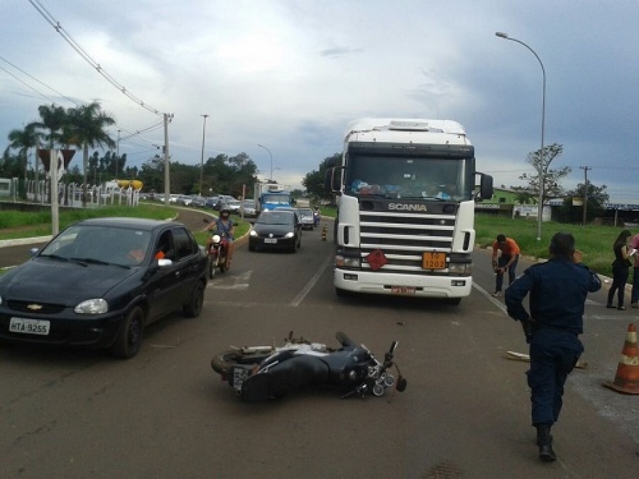 Motociclista vai parar embaixo de caminhão após bater em meio-fio e placa de sinalização Motociclista foi parar debaixo de carreta após colidir em placa - Gerson Oliveira