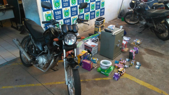 Cofre com R$ 200 mil, aparelhos eletrônicos e moto usada por assaltantes (Foto: Osvaldo Nóbrega)