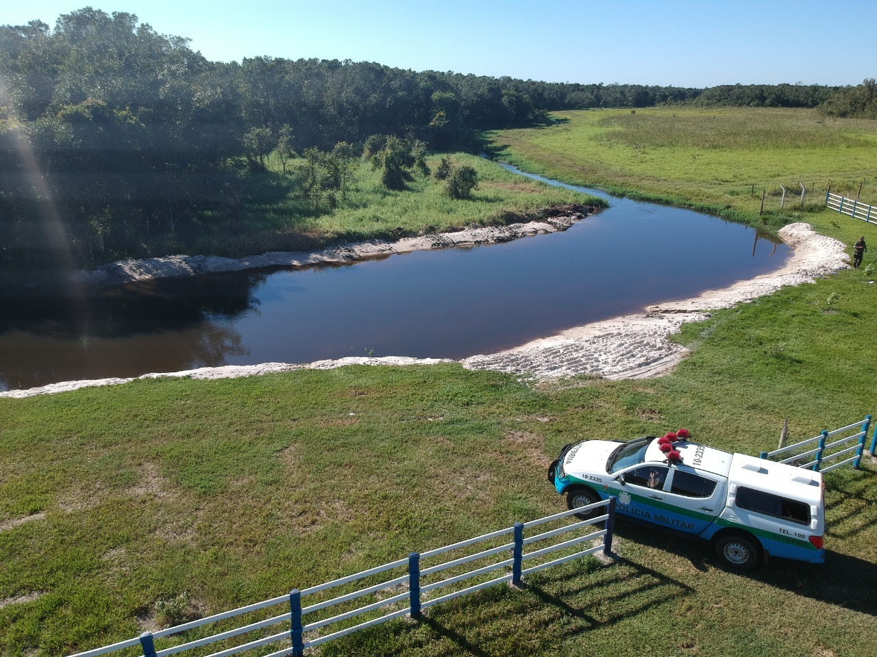 Dono de pesqueiro e multado por tirar areia de córrego para construir área de banho