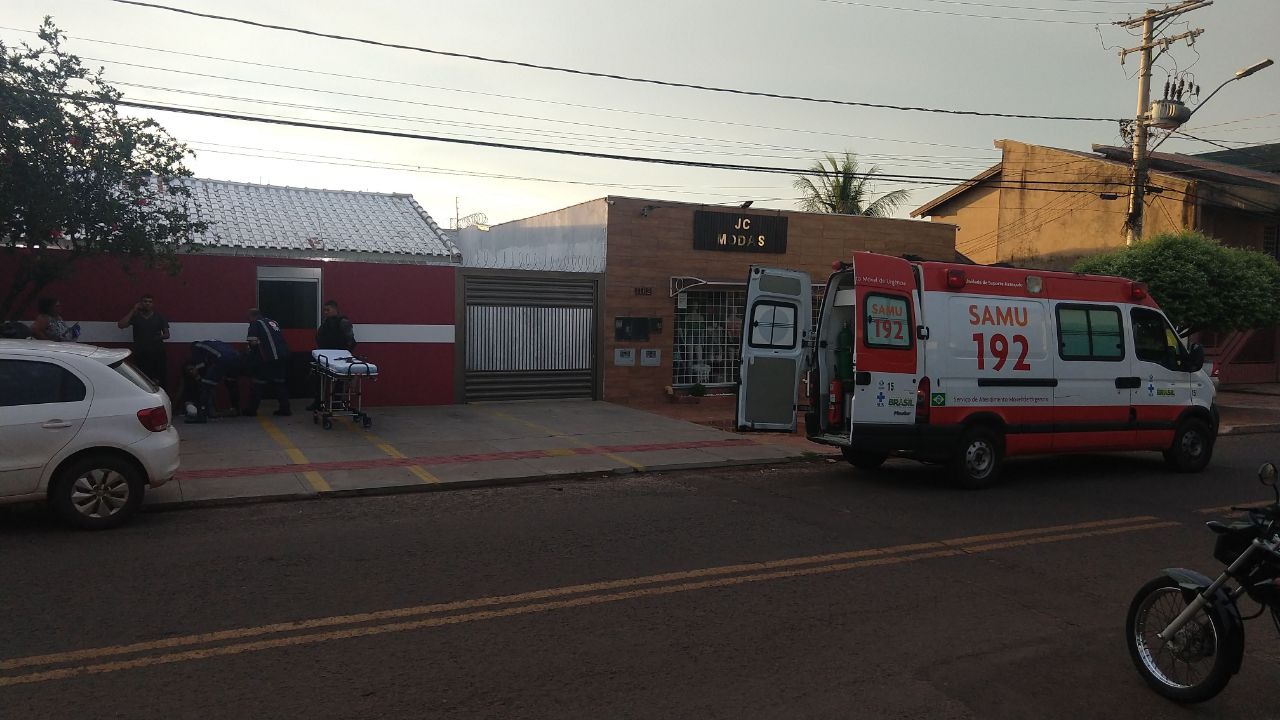 Atentimento do SAMU, durante ocorrência de roubo na clínica de exames laboratoriais.