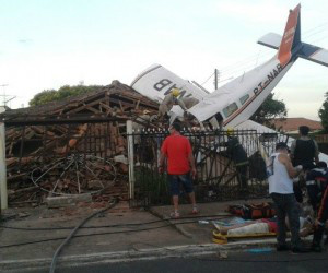 Avião bimotor cai em cima de casa em GO; piloto e namorada morrem Avião cai em cima de casa e piloto morre em Luziânia, Goiás
(Foto: g1 Fayda Chiarella/TV Anmhanguera))
