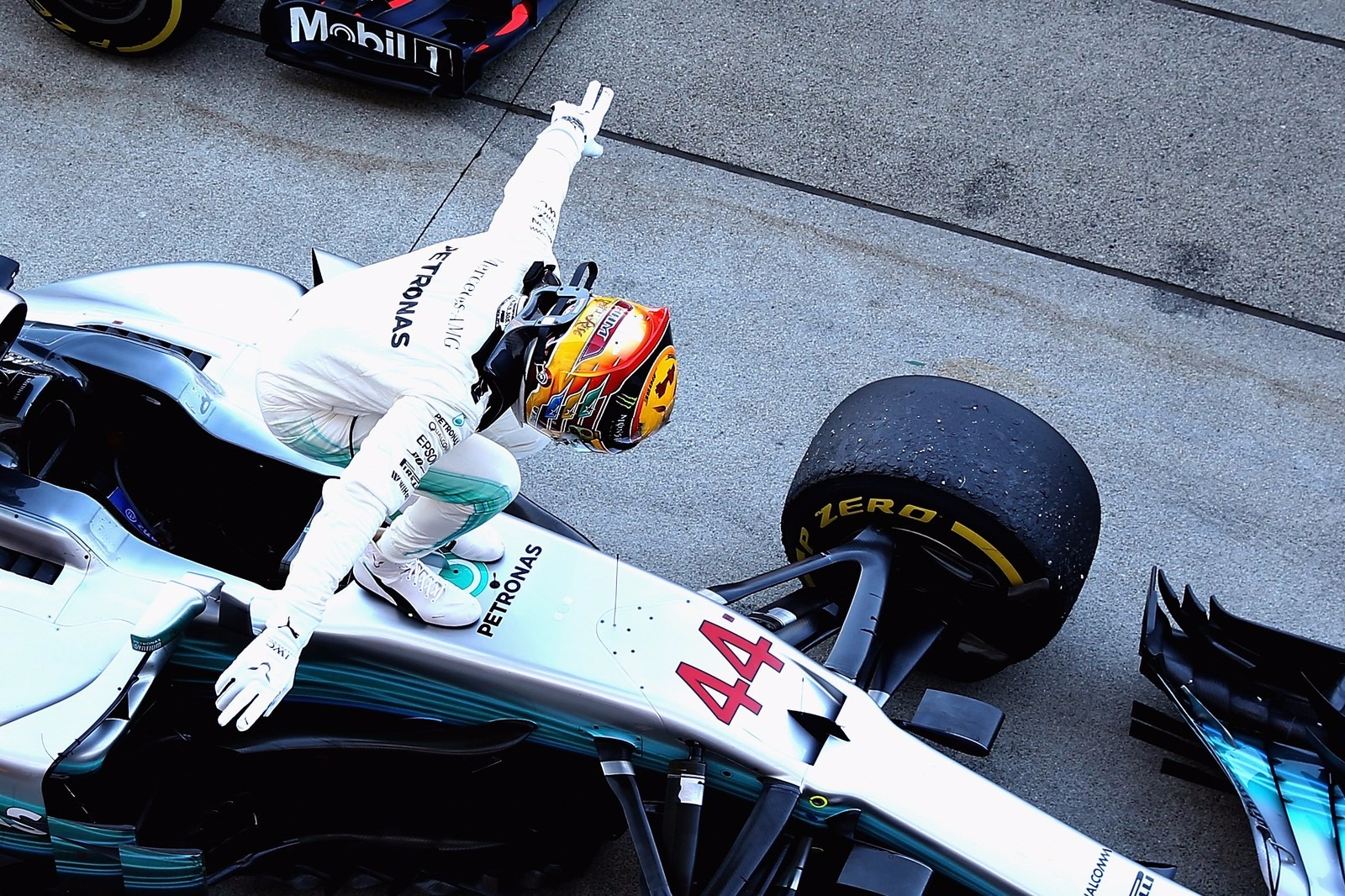 Com Vettel fora, Hamilton segura Max para vencer em Suzuka e ampliar a liderança