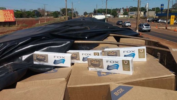 PRF apreende caminhão com 300 caixas de cigarros contrabandeados