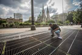 Morador de rua 'pesca' moeda em fosso do metrô em São Paulo © Foto: Estadão Conteúdo Morador de rua 'pesca' moeda em fosso do metrô em São Paulo