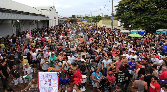 Desfile de blocos na Esplanada Ferroviária. Chico Ribeiro