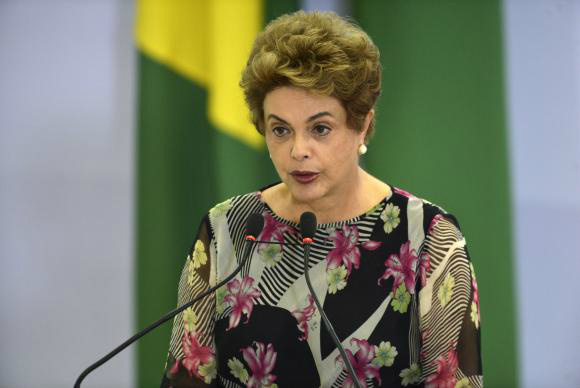Presidenta Dilma Rousseff durante cerimônia de liberação de recursos para investimento em pesquisas e ações de combate ao Aedes aegypti (Foto:José Cruz/Agência Brasil)